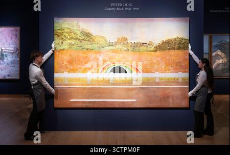 Christie's, London, Großbritannien. Oktober 2025. Der 20./21. Jahrhundert London Evening Sale findet am 15. Oktober statt. Zu den Höhepunkten zählen: Peter Doig (* 1959), Country Rock, 1998-99, geschätzte £ 7.000.000 - 10.000.000. Quelle: Malcolm Park/Alamy Live News Stockfoto