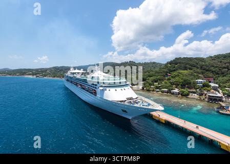 Isla de Roatan, Honduras - 16. April 2024: Verzauberung des Kreuzfahrtschiffs Seas im Kreuzfahrthafen Roatan in Honduras. Stockfoto