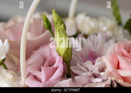 Ein Blumenstrauß aus gemischten Blumen in verschiedenen Farben, für Dekoration und Geben, eine schöne Komposition von verschiedenen Blumen in verschiedenen Farben gesetzt Stockfoto