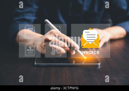 Geschäftsfrau verwendet Tablet für die Verwaltung digitaler Abrechnungen, elektronischer Kontoauszüge auf virtuellem Bildschirm, Konzept e-Invoice, Online-Rechnungsverarbeitung und digitaler Re Stockfoto