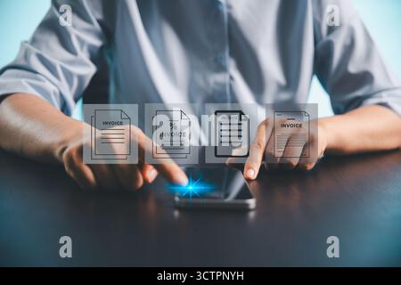 Geschäftsfrau verwaltet elektronische Kontoauszüge, digitale Belege auf virtuellem Bildschirm und nutzt dabei das Konzept von e-Invoice, digitaler Abrechnung und Online-Rechnungsabwicklung Stockfoto