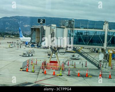 Oktober 2025, New Mexico, USA: Jet Bridge auf dem Asphalt bei Sonnenuntergang, in Santa Fe, New Mexico, USA (Kreditbild: © Amy Katz/ZUMA Press Wire) NUR REDAKTIONELLE VERWENDUNG! Nicht für kommerzielle ZWECKE! Stockfoto
