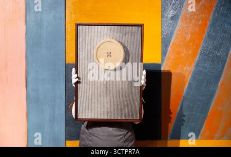 Christie's, London, Großbritannien. Oktober 2025. Der 20./21. Jahrhundert London Evening Sale findet am 15. Oktober statt. Zu den Höhepunkten gehören: Domenico Gnoli, Bouton Nr. 25, geschätzte £ 500.000 - 700.000. Hintergrund: Sean Scully, Musik, geschätzte £500.000 - 700.000. Quelle: Malcolm Park/Alamy Live News Stockfoto