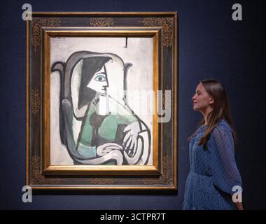 Christie's, London, Großbritannien. Oktober 2025. Der 20./21. Jahrhundert London Evening Sale findet am 15. Oktober statt. Zu den Höhepunkten zählen: Pablo Picasso (1881-1973), Femme de Profil dans un fauteuil (III), 1956, geschätzte £ 2.500.000 - 3.500.000. Quelle: Malcolm Park/Alamy Live News Stockfoto