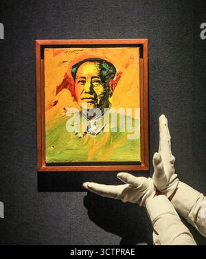 christies London, Großbritannien. Oktober 2025. Andy Warhol .Mao, Est £600.000-800.000 die Verkaufsstellen stellen bedeutende Namen aus den Bereichen Impressionismus, Moderne, Nachkriegskunst und Zeitgenössische Kunst zusammen und zeigen bemerkenswerte Werke von Lucian Freud, Peter Doig, Paula Rego, Yoshitomo Nara, Paul Cezanne, Louise Bourgeois, Chris Ofili, Paul Signac, Gerhard Richter, Pablo Picasso. Oktober 8-23 Credit: Paul Quezada-Neiman/Alamy Live News Stockfoto