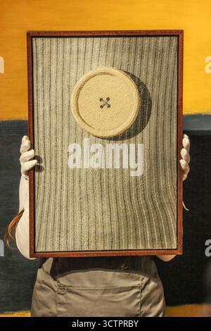 christies London, Großbritannien. Oktober 2025. Domenico Gnoli Bouton No 2 Est £500.000-700.000 die führenden Namen der impressionistischen, modernen, Nachkriegskunst und zeitgenössischen Kunst sind im Verkauf bemerkenswerte Werke von Lucian Freud, Peter Doig, Paula Rego, Yoshitomo Nara, Paul Cezanne, Louise Bourgeois, Chris Ofili, Paul Signac, Gerhard Richter, Pablo Picasso. Oktober 8-23 Credit: Paul Quezada-Neiman/Alamy Live News Stockfoto