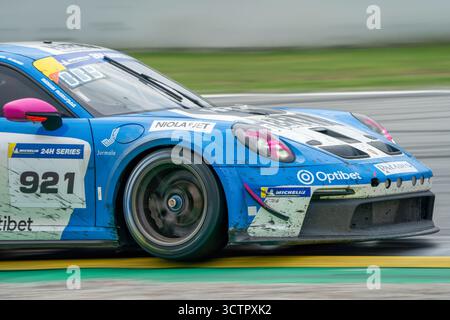 Das Mühlner Motorsport-Team wurde 2025 in Barcelona während des Michelin 24H von Barcelona auf dem Circuit de Barcelona - Cata Meister der Klasse 992 Stockfoto