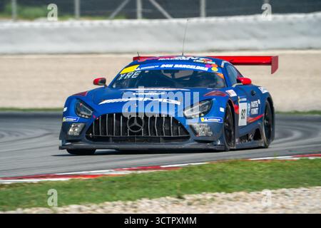 Red Ant Racing #93 Mercedes-AMG GT3 EVO Verlassen Sie die 4. Kurve auf dem Circuit de Barcelona – Catalunya mit Geschwindigkeit während des Michelin 24 Stunden in Barcelona, Circuit de B Stockfoto