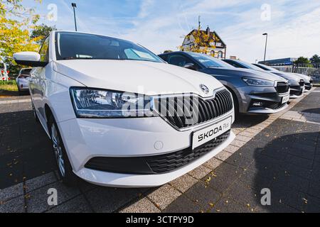 Reihen von Neu- und Gebrauchtwagen, die außerhalb des Skoda Autohändlers zum Verkauf geparkt werden Stockfoto