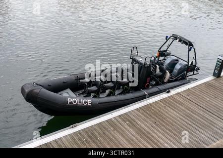 Polizeipatrouillen-Schlauchboot im Liverpools Albert Dock Stockfoto
