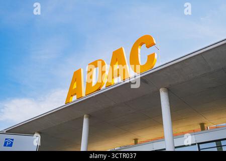 ADAC, Europas größtes Markenlogo im Bürogebäude Stockfoto