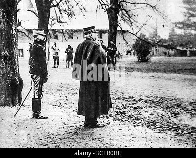 Ab Le Miroir, 30. Januar 1916. General Serret inspiziert Truppen im Elsass während seiner letzten Tour, bevor er bei Hartmannswillerkopf verwundet wurde. Umgeben von Offizieren und Soldaten repräsentiert er französische Autorität in zurückerobertem Gebiet. Das Foto symbolisiert die militärische Disziplin, die Kontrolle über die Kommandos und die Behauptung der französischen Präsenz im Elsass während des Ersten Weltkriegs Stockfoto