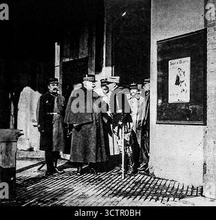 Ab Le Miroir, 30. Januar 1916. General Serret, Kommandeur einer französischen Infanterie-Division in den Vogesen, wird während seiner letzten Inspektionsreise im Elsass gesehen, wie er einen Bahnhof verlässt. Tage später wurde er auf dem Hartmannswillerkopf, einem umkämpften Bergkampffeld, tödlich verwundet. Das Bild spiegelt die Präsenz der französischen Kommandos in der Region und die symbolische Rückeroberung des Elsass während des Ersten Weltkriegs wider Stockfoto