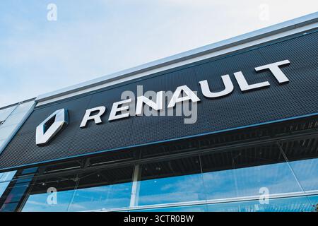 Renault Automobilhersteller-Logo auf der Außenseite eines Händlerbetriebs Stockfoto