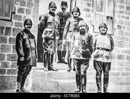 Illustration aus Le Miroir, 30. Januar 1916, zeigt Djemal Pascha mit seinem osmanischen Militärstab, nachdem er Syrien verlassen hatte, um Konstantinopel zu regieren. Als einer der Jungtürken-Triumviren mit Talaat und Enver war Djemal eine zentrale politische und militärische Figur während des Ersten Weltkriegs. Diese stilisierte Schwarz-weiß-Illustration, basierend auf einer Fotografie, zeigt die osmanische Kommandohierarchie und hebt die strategische Rolle der empireís im Ersten Weltkrieg hervor. Stockfoto