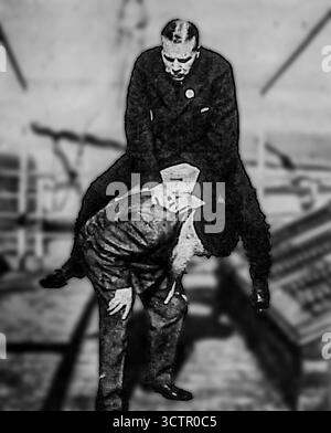 Ab Le Miroir, 30. Januar 1916. Foto von Dr. Askew und Reverend Lloyd J. Jones von der Ford Peace Mission, die an Bord eines Schiffes einen Springfrog spielen. Das Bild zeigt auf humorvolle Weise pazifistische Aktivisten während ihrer Vermittlungskampagne im Ersten Weltkrieg. Es steht im Gegensatz zur düsteren Realität des Konflikts und zeigt Friedensversuche auch im globalen Krieg auf. Stockfoto