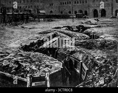 Ab Le Miroir, 30. Januar 1916. Demonstrationsgräben, die während des Ersten Weltkriegs in der Nähe von Berlin als öffentliche Attraktion gegraben wurden, konnten Zivilisten Einlass für simulierte Bedingungen an vorderster Front geben, was sowohl Propaganda als auch Neugier auf den Grabenkrieg widerspiegelte. Dieses ungewöhnliche Spektakel zeigt, wie die städtische Bevölkerung mit den Kriegserfahrungen auch weit entfernt vom Schlachtfeld beschäftigt war. Stockfoto