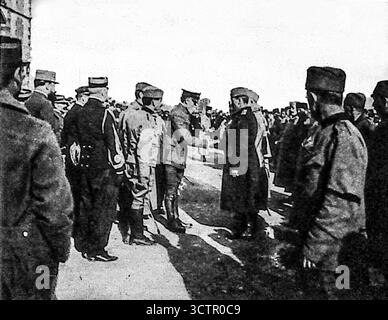 Veröffentlicht in Le Miroir, 30. Januar 1916. Ankunft eines serbischen Militärkontingents in Bizerte, Tunesien, begrüßt von Admiral Guépratte, Gouverneur von Bizerte. Offiziere werden nach der Evakuierung aus dem Balkan offiziell begrüßt. Die Szene zeigt die Unterstützung der Alliierten für Serbien, die Rolle des französischen Nordafrikas als Inszenierungsgebiet und den anhaltenden serbischen Kampf während des Ersten Weltkriegs Stockfoto