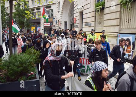 London, Großbritannien. Oktober 2025. Pro-palästinensische Demonstranten marschieren durch die London School of Economics (LSE) am zweiten Jahrestag des Angriffs der Hamas auf das Nova Festival in Israel und der darauf folgenden Angriffe Israels auf Gaza. Studenten marschierten vom King's College und hielten unterwegs an verschiedenen Universitäten an, um ein Ende des Völkermords in Gaza zu fordern. Quelle: Vuk Valcic/Alamy Live News Stockfoto