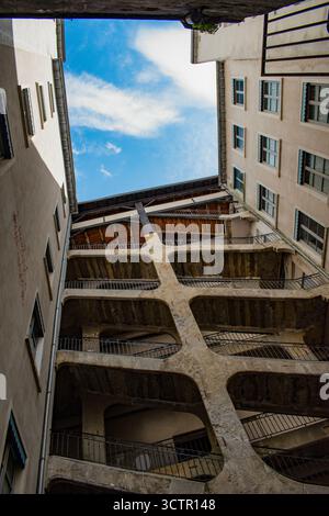Lyon, Frankreich: Cour des Voraces, Hofgebäude im Viertel Pentes und berühmtes Traboule, überdachte Passage mit 3 Eingängen und einer sechsstöckigen Treppe Stockfoto
