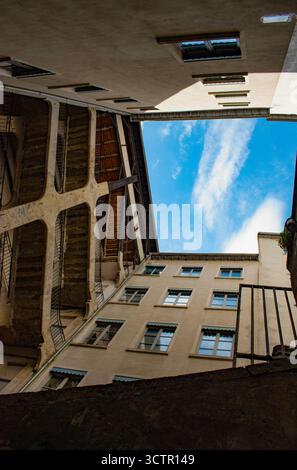 Lyon, Frankreich: Cour des Voraces, Hofgebäude im Viertel Pentes und berühmtes Traboule, überdachte Passage mit 3 Eingängen und einer sechsstöckigen Treppe Stockfoto