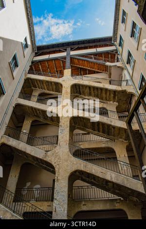 Lyon, Frankreich: Cour des Voraces, Hofgebäude im Viertel Pentes und berühmtes Traboule, überdachte Passage mit 3 Eingängen und einer sechsstöckigen Treppe Stockfoto