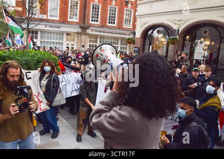 London, Großbritannien. Oktober 2025. Pro-palästinensische Demonstranten marschieren durch die London School of Economics (LSE) am zweiten Jahrestag des Angriffs der Hamas auf das Nova Festival in Israel und der darauf folgenden Angriffe Israels auf Gaza. Studenten marschierten vom King's College und hielten unterwegs an verschiedenen Universitäten an, um ein Ende des Völkermords in Gaza zu fordern. Quelle: Vuk Valcic/Alamy Live News Stockfoto