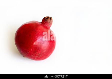 Ein frischer reifer Granatapfel, isoliert auf weißem Hintergrund. Gesunde Ernährung. Nahaufnahme. Stockfoto