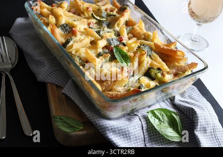 Pasta im Ofen. Köstliche im Ofen gebackene Pasta mit Zucchini und Parmesan. Hausgemachte Küche. Italienisches Essen. Direkt darüber. Stockfoto