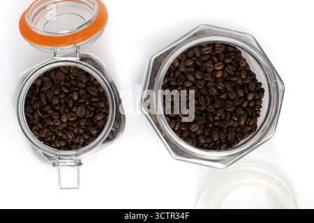Geröstete Kaffeebohnen im Weckglas Stockfoto