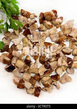 Speisepilze. Stachelpilze (Boletus edulis), gehackt und auf weißem Hintergrund gekocht. Gesundes, vegetarisches und veganes Essen. Direkt darüber. Stockfoto