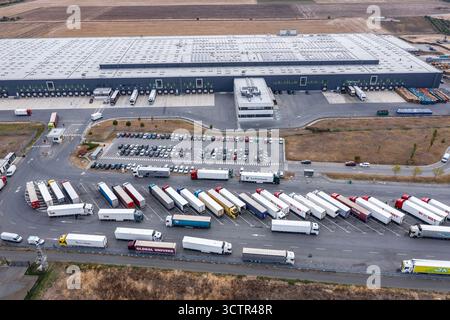 Aus der Vogelperspektive zu einem Logistikzentrum und LKWs von Lidl in der Nähe von Sliven, Bulgarien Stockfoto