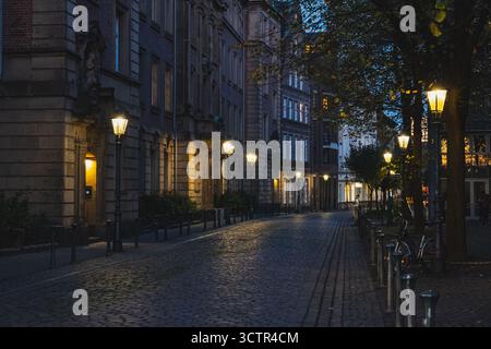 Stimmungsvoller Abendblick auf die Altestädter Straße in der Altstadt mit Leuchtpfosten und Kopfsteinpflaster Stockfoto