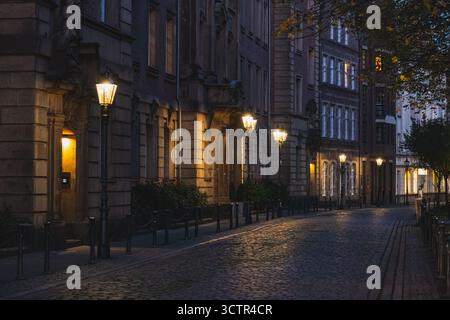 Stimmungsvoller Abendblick auf die Altestädter Straße in der Altstadt mit Leuchtpfosten und Kopfsteinpflaster Stockfoto