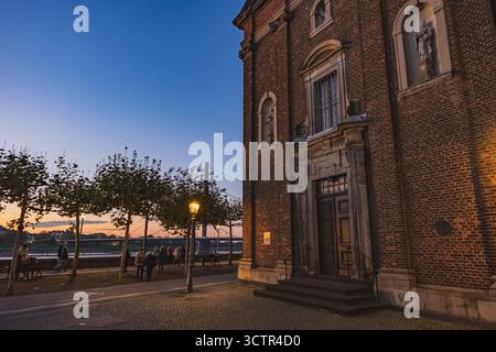Stimmungsvoller spätabendlicher Blick auf die Josephskapelle im historischen Zentrum Düsseldorfs Stockfoto