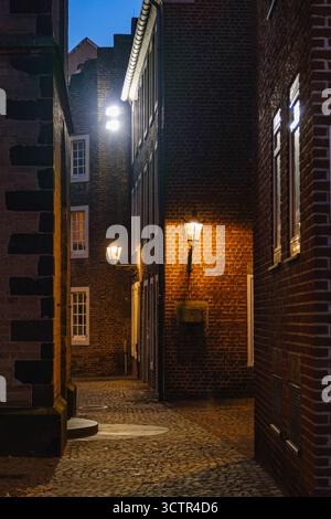 Wunderschöner, stimmungsvoller Abendblick auf die Altestädter Straße in der Altstadt mit Leuchtpfosten und Kopfsteinpflaster Stockfoto
