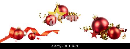 Set mit weihnachtskugeldekoration mit rotem und goldenem Band und Sternen isoliert auf weiß Stockfoto
