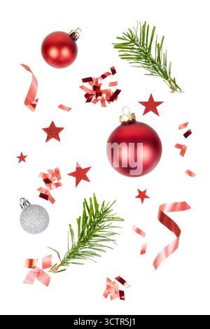 weihnachtsdekoration mit roter Kugel, Tannenzweig, Glitzer und roten weihnachtssternen isoliert auf weiß Stockfoto