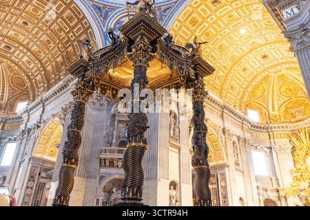 Vatikanstadt, Vatikan - 12. Juli 2025: Petersdom. Skulptur Statue Denkmal Altar. Kirche innen Stockfoto