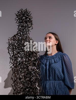 London, England, Großbritannien. Oktober 2025. A Christie's Staff posiert mit Domain One von Antony Gormley während einer Pressevorschau im Christie's in London, Großbritannien, am 8. Oktober 2025. Die Skulptur wird für 300.000 bis 500.000 GBP im 20./21. Jahrhundert: London Evening Sale verkauft. (Kreditbild: © Thomas Krych/ZUMA Press Wire) NUR REDAKTIONELLE VERWENDUNG! Nicht für kommerzielle ZWECKE! Stockfoto