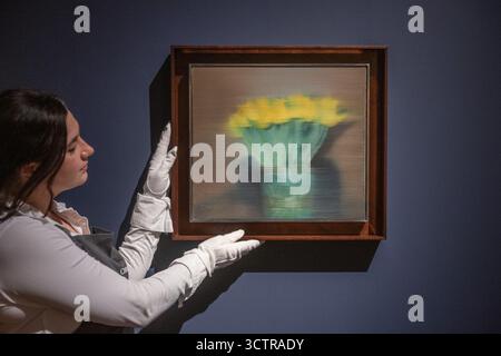 London, England, Großbritannien. Oktober 2025. A Christie's Mitarbeiter steht neben Tulpen (Tulpen) (1995) von Gerhard Richter während einer Pressevorschau bei Christie's in London, Großbritannien, am 8. Oktober 2025. Das Gemälde trägt eine Schätzung von 3 bis 5 Millionen GBP vor dem 20./21. Jahrhundert: London Evening Sale. (Kreditbild: © Thomas Krych/ZUMA Press Wire) NUR REDAKTIONELLE VERWENDUNG! Nicht für kommerzielle ZWECKE! Stockfoto