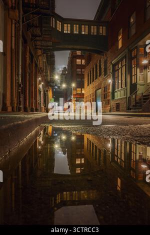 Moody Night Street mit Reflections and Historic Architecture in New York City – Urban Lights und künstlerische Komposition Stockfoto