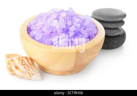Violettes Meersalz in Schüssel, Spa-Steine und Schale isoliert auf weiß Stockfoto