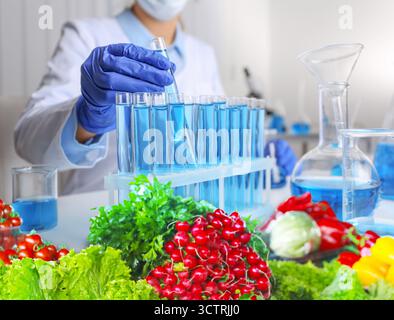 Lebensmittelanalyse. Laborarbeiter zur Prüfung der Qualität frischer Erzeugnisse Stockfoto