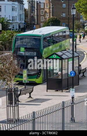 Ryde Esplanade Bushaltestelle auf der isle of wight mit einem südlichen Vectis Doppeldeckerbus, der Passagiere abholt, die auf einen Bus warten. Stockfoto