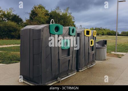 Moderne Recyclingstation mit separaten Behältern für Abfallsortierung und Umweltschutz. Konzept von Nachhaltigkeit und Verantwortung Stockfoto