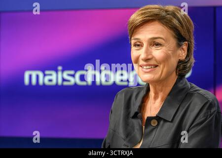 GER, Berlin, Studio, zu Gast bei - maischberger, Polittalk, TV, Format, mit Moderatorin - Sandra Maischberger, das erste, aus Adlershof - am Studio 20, im Bild v.l.: Sandra Maischberger, 30.09.2025. Quelle: HMB Media/Alamy Live News Stockfoto