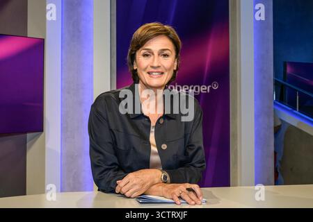 GER, Berlin, Studio, zu Gast bei - maischberger, Polittalk, TV, Format, mit Moderatorin - Sandra Maischberger, das erste, aus Adlershof - am Studio 20, im Bild v.l.: Sandra Maischberger, 30.09.2025. Quelle: HMB Media/Alamy Live News Stockfoto