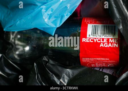 Nahaufnahme Coca Cola Plastikflasche mit Worttext Recycle Me again Kampagne Stockfoto