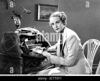 Anne-Marie Brunius (1916–2002), eine schwedische Schauspielerin, sitzt in den 1930er Jahren an ihrem eleganten Schreibtisch und ist in ihrem Notizbuch vertieft. Anne-Marie Brunius, Tochter des berühmten Dramatikers August Brunius, war in den 1930er Jahren ein aufstrebender Star im schwedischen Theater und Film Bekannt für ihre Rollen in Filmen wie Flickorna på Uppåkra (1936), verkörperte sie die Raffinesse der Zeit und verschmolz intellektuelle Bestrebungen mit ihrem Talent für Theater. Stockfoto
